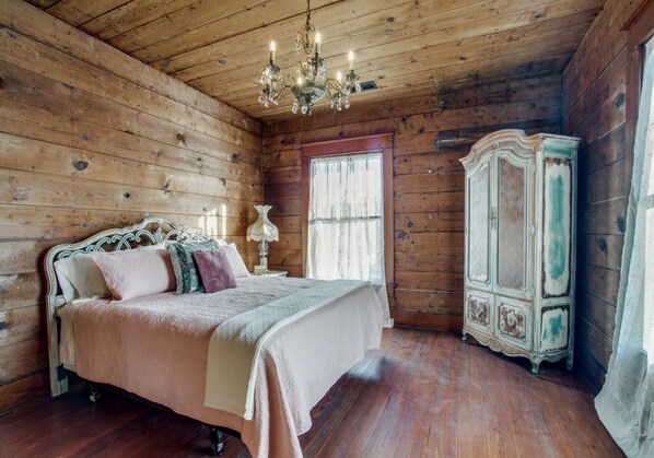 5 bedrooms, desk, iron/ironing board, free WiFi