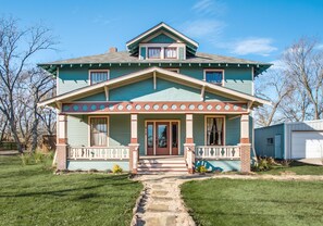 Exterior - Gorgeous 20s Historic Mini Mansion. King & Queens. Downtown Strip. (Wylie)