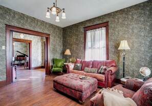 Smart TV, fireplace, books - Gorgeous 20s Historic Mini Mansion. King & Queens. Downtown Strip. (Wylie)