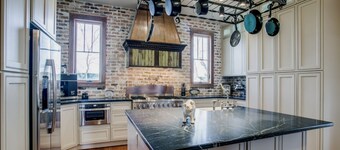 Gorgeous 20s Historic Mini Mansion. King & Queens. Downtown Strip.