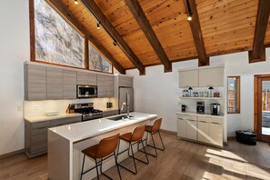 ثلاجة، ميكروويف، موقد طهي مسطح، غسالة أطباق