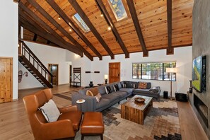 تلفزيون، مدفأة، مشغل دي في دي، تنس طاولة