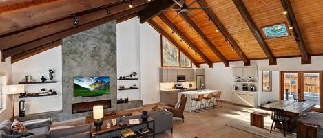 Télévision, cheminée, lecteur de DVD, table de tennis de table