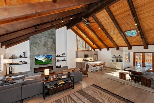 تلفزيون، مدفأة، مشغل دي في دي، تنس طاولة