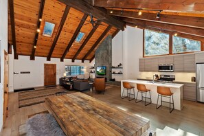 تلفزيون، مدفأة، مشغل دي في دي، تنس طاولة