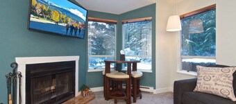 Cute and Cozy Creekside townhouse. Ground floor, easy access, free parking, 100 meters to lifts