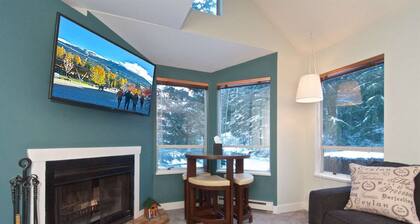 Neue Auflistung. 100 Meter zur Creekside Gondola. Komplett umgebautes Stadthaus mit 1 Schlafzimmer. Für 4 Personen