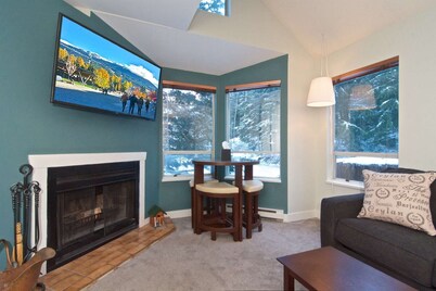 Cute and Cozy Creekside townhouse. Ground floor, easy access, free parking, 100 meters to lifts