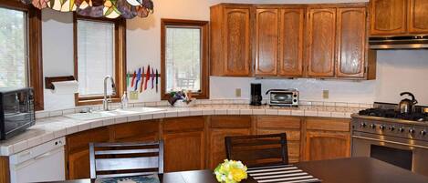 Kühlschrank, Mikrowelle, Herdplatte, Geschirrspüler