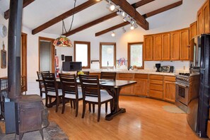 Jääkaappi, mikroaaltouuni, liesi, astianpesukone