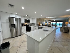 Großer Kühlschrank, Mikrowelle, Ofen, Herdplatte