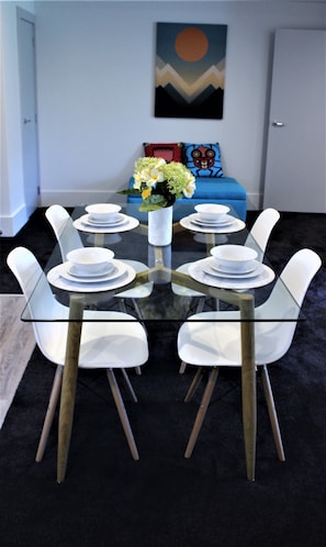 City Apartment, 2 Queen Beds, City View | In-room dining - Splendid & Modern Two Bedroom Apartment (Auckland)