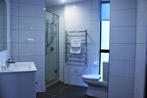 City Apartment, 2 Queen Beds, City View | Bathroom
