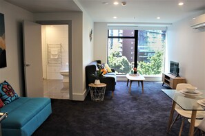 Apartamento urbano, 2 camas Queen, vista para a cidade | Sala de estar | TV de tela plana