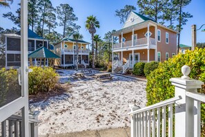 Property grounds - Breathtaking Retreat: Luxury Vacation Home with Stunning Pool, Beach Nearby (Pensacola)