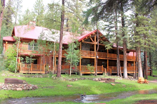RS Lodge - 9 Bedrooms managed by Cabin Butler