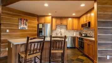 Lemari es, microwave, oven, dan kompor