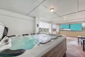 Indoor spa tub