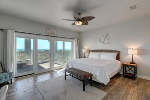 5 bedrooms, iron/ironing board, free WiFi, bed sheets - This upscale pet friendly home is directly on the beach! This truly is the Pearl (Port Aransas)