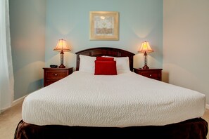 3 Schlafzimmer, Schreibtisch, Bügeleisen/Bügelbrett, Reisekinderbett