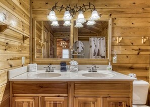 Combined shower/tub, hair dryer, towels
