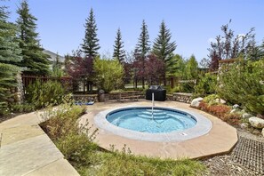 Outdoor spa tub - Tucker Mountain Lodge one bedroom plus den.  Center Village. (Copper Mountain)