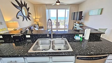 Geladeira, micro-ondas, fogão, cooktop