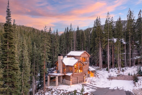 Jane's Ski Chalet | Luxury Mountain Mansion | Sleeps 17 | Modern Decor | Private Hot Tub