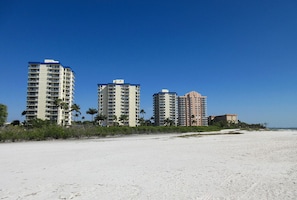 On the beach - Escape To Beachfront Getaway Vacation Condo At Bargain Price! Heated Resort Pool! (Fort Myers Beach)