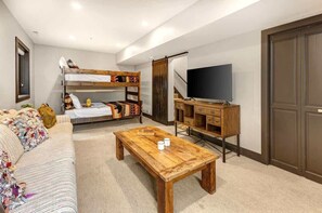 5 bedrooms, iron/ironing board, WiFi, bed sheets
