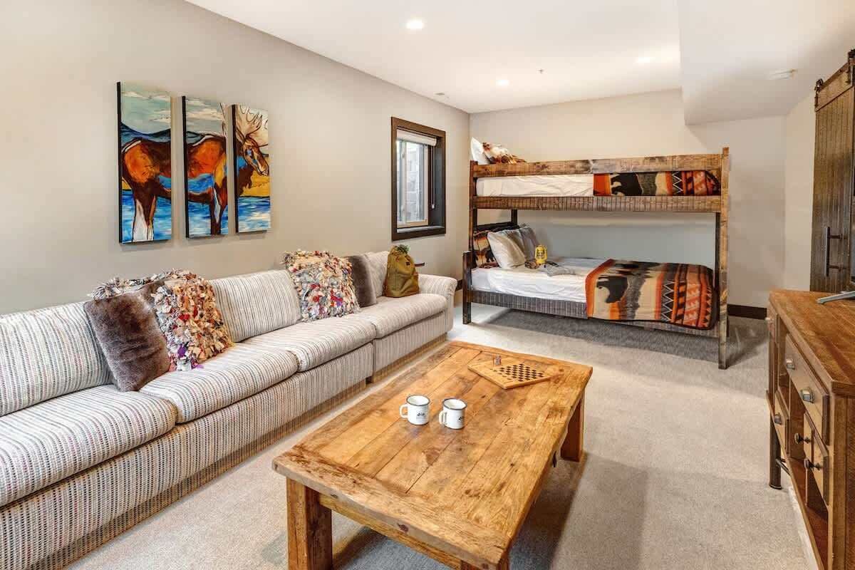 5 bedrooms, iron/ironing board, WiFi, bed sheets