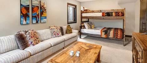 5 bedrooms, iron/ironing board, WiFi, bed sheets