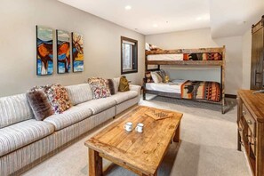 5 habitaciones, tabla de planchar con plancha, wifi y ropa de cama 