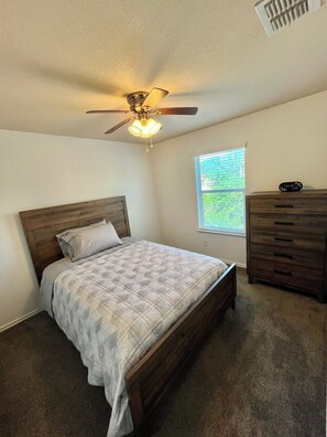 Room - Come Relax in the home closest to Seaworld, Lackland, & Downtown! (San Antonio)