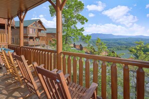 Property grounds - Legacy Vista: 180 degree Views, Theater, Hot Tub (Sevierville)