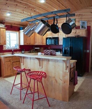 Fridge, oven, stovetop, coffee/tea maker