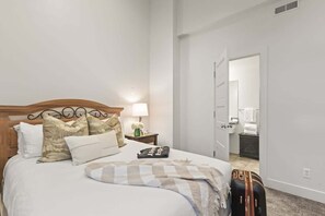 3 habitaciones, tabla de planchar con plancha, wifi y ropa de cama