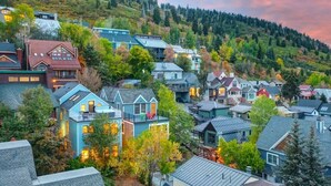 A residential area with houses, trees, and a hillside. - Abode on Woodside, private hot tub, walk to historic Main Street & trails (Park City)