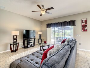 Flachbildfernseher, Videospielkonsole, Tischfußball, Stereoanlage