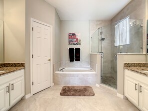 Ensemble douche/baignoire, sèche-cheveux, serviettes fournies