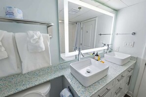 Tina con regadera, secadora de cabello, toallas, papel de baño 