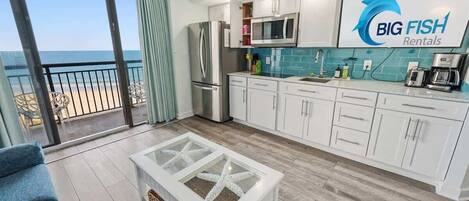 Een koelkast, een magnetron, een kookplaat