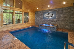 Innendørsbasseng og et oppvarmet basseng