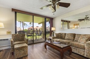 Een televisie, een dvd-speler en tafelvoetbal