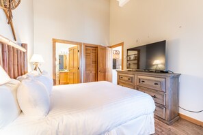 2 bedrooms, iron/ironing board, internet, bed sheets - Great Village View & Short Walk to Keystone Base Area! Shared Sauna & Hot Tub (Keystone)