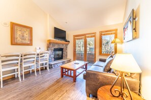 Televisión, chimenea y reproductor de DVD 