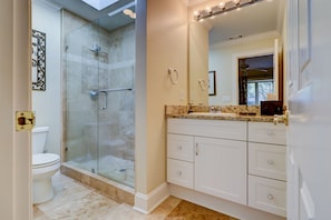 Combined shower/tub, hair dryer, towels