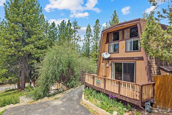 Exterior - Owl's Perch by Destination Big Bear : Near Bear Mtn! BBQ! Gas Fireplace! Deck! Wifi! Great Location! (Big Bear Lake)
