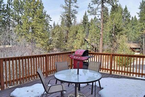 Outdoor dining - Owl's Perch by Destination Big Bear : Near Bear Mtn! BBQ! Gas Fireplace! Deck! Wifi! Great Location! (Big Bear Lake)