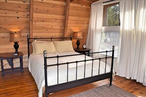2 bedrooms - Owl's Perch by Destination Big Bear : Near Bear Mtn! BBQ! Gas Fireplace! Deck! Wifi! Great Location! (Big Bear Lake)